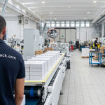 Reparto DI produzione HelloPack a Rimini con macchine di stampa digitale e operatori al lavoro sulle scatole personalizzate