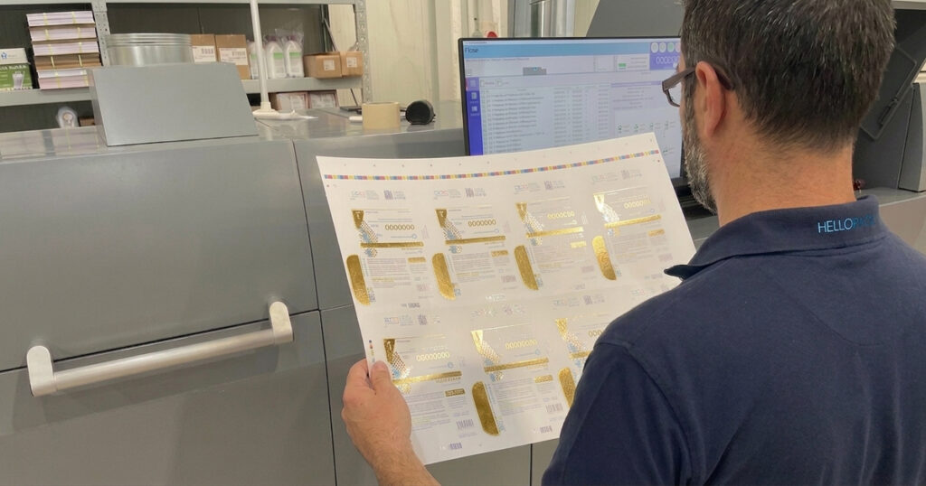 Dettaglio di fustellatura e applicazione hot foil oro su una scatola in cartoncino HelloPack