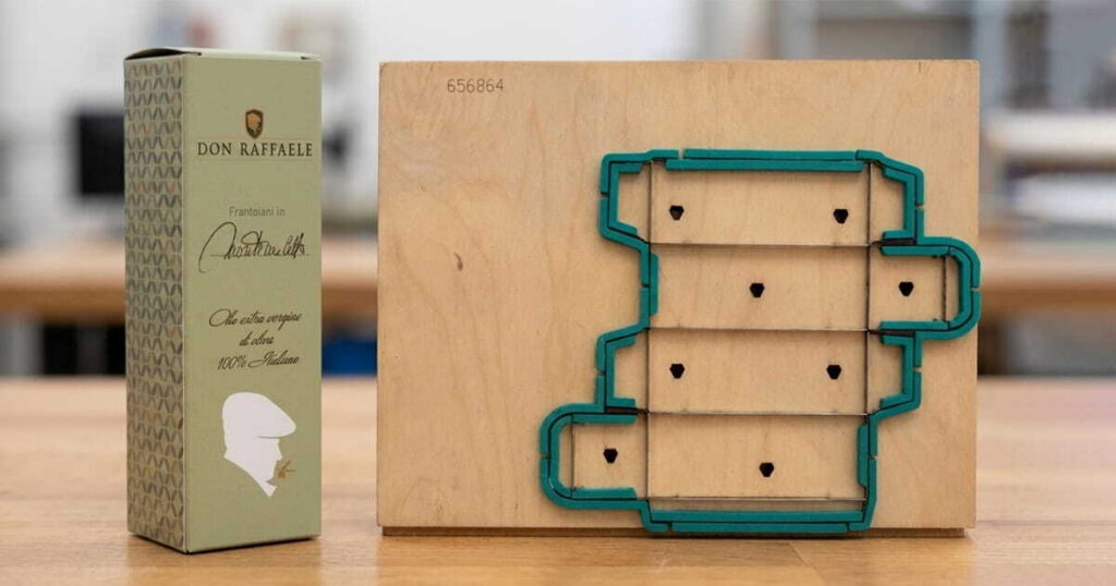 Fustella per scatole accanto al cartoncino fustellato, l'utensile che incide sul costo del packaging